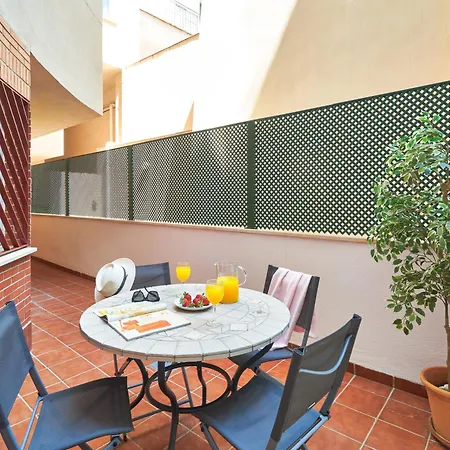 Modern Centre W/ Terrace & Fast Wifi